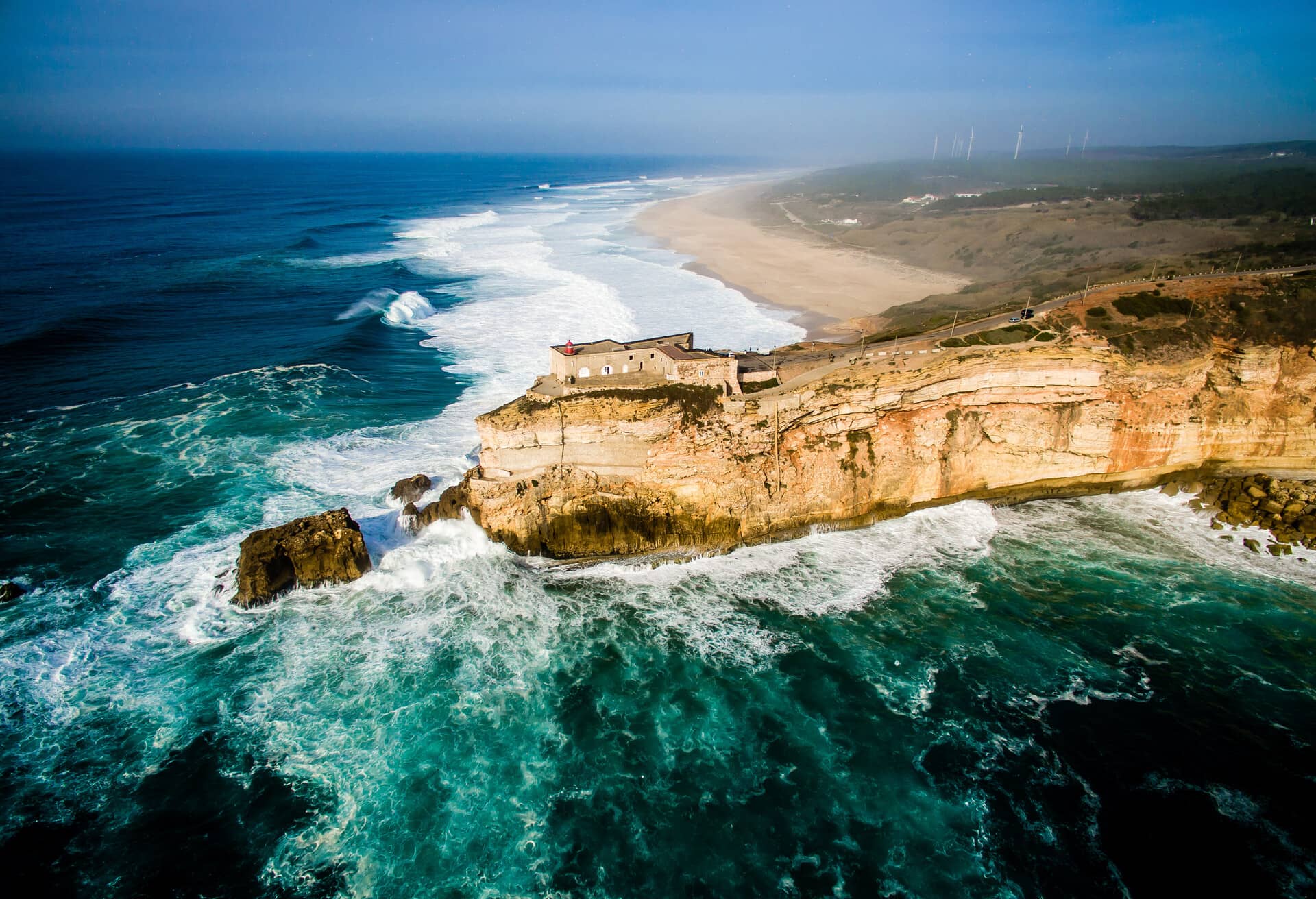 Een uitzicht over oceanische kliffen in Portugal.