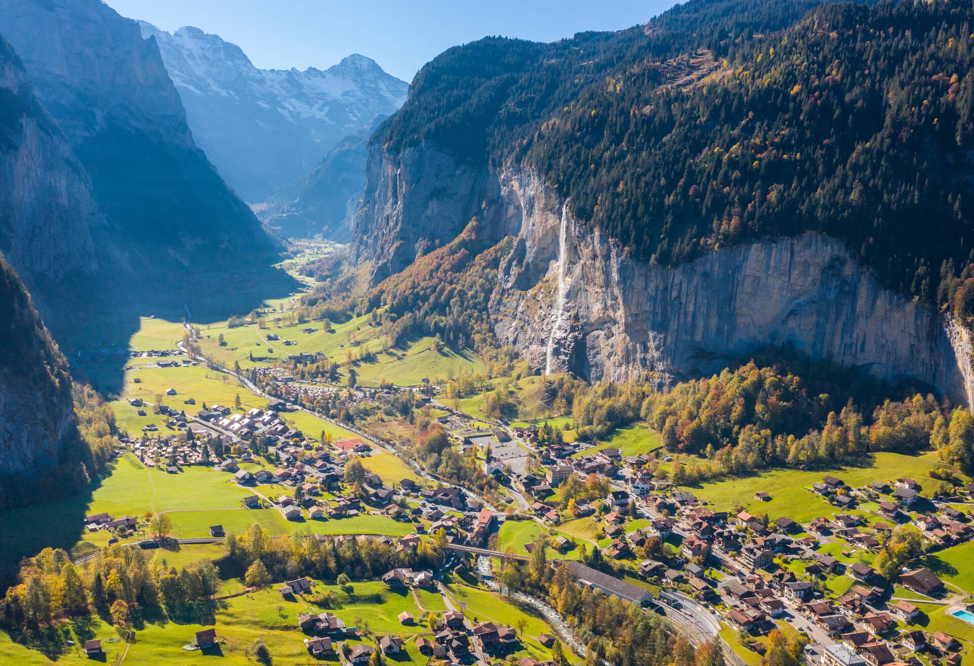 Een indrukwekkend uitzicht over een Zwitsers landschap.