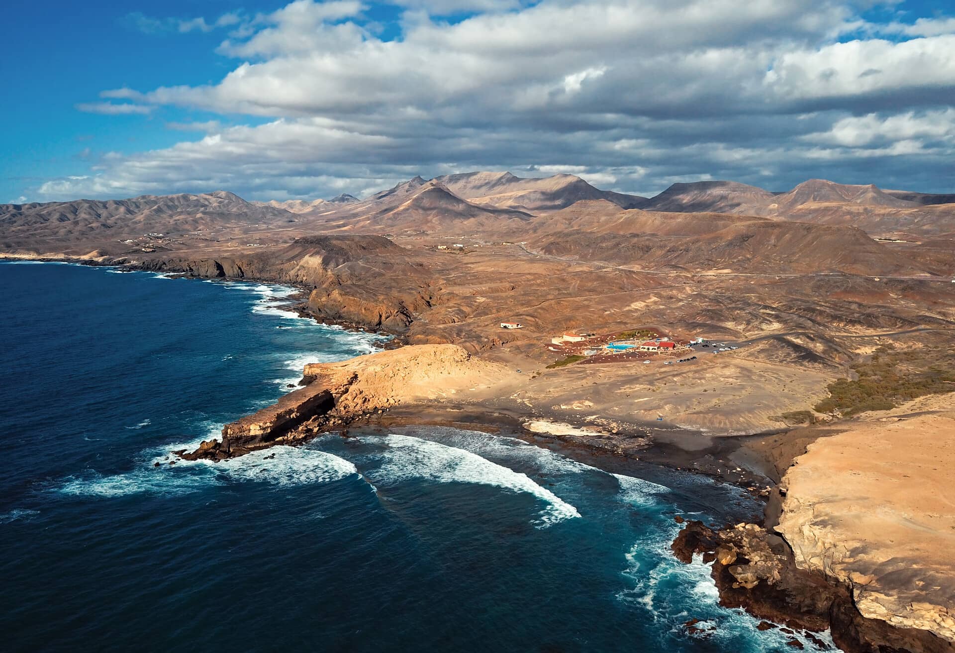 Indrukwekkend uitzicht over het landschap van de Canarische Eilanden in het laagseizoen.
