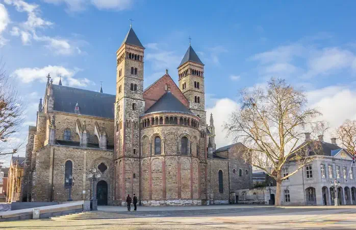 Maak in Maastricht een speciale Valentijnscruise en geniet van een diner bij kaarslicht terwijl de historische gebouwen aan je voorbij gaan. 