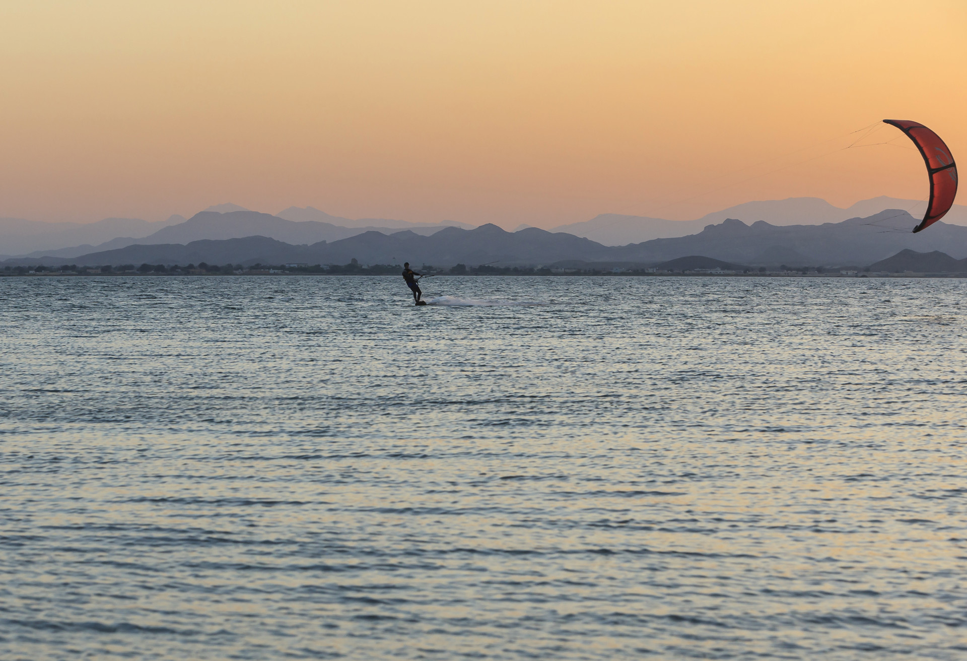 Turkooiskleurige zee, constante wind en weinig andere kiters maken Oman de perfecte spot om te leren kitesurfen