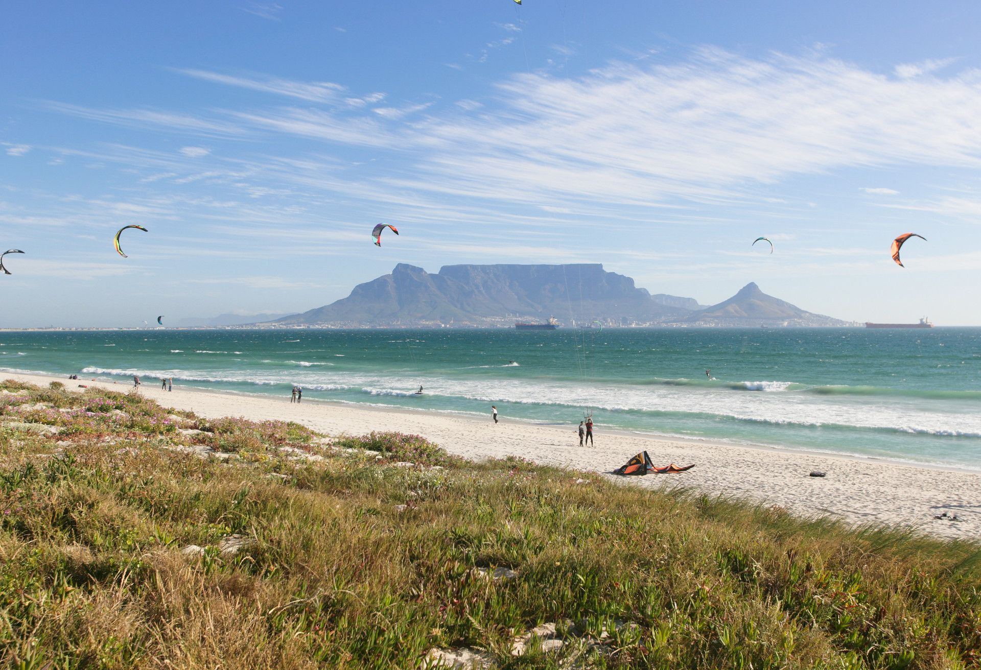 Kitesurfers in Kaapstad met de prachtige Tafelberg op de achtergrond