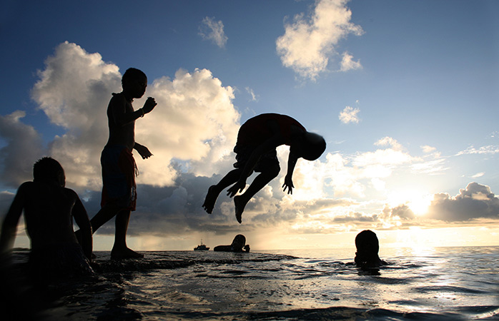 De eilanden van Tuvalu zijn gevormd door koraal, dus pak je duikuitrusting en ontdek de wondermooie kleurrijke onderwaterwereld. 