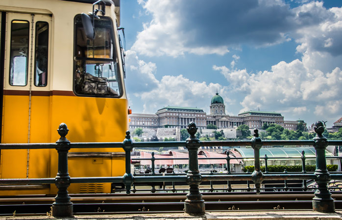 Pak de tram en ontdek de indrukwekkende architectuur, zoals de Hongaarse National Gallery