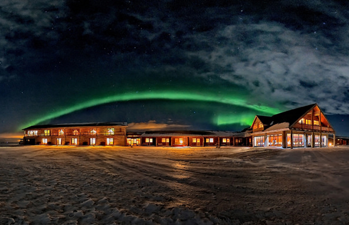 Het Noorderlicht strekt zich uit over het Hotel Rangá.