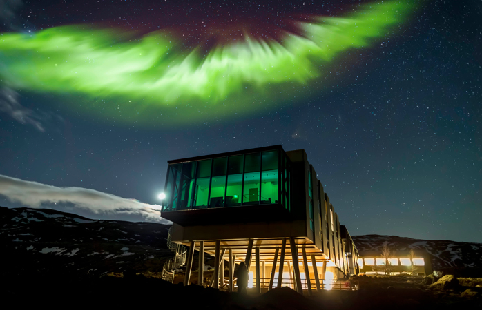 De Aurora Borealis schijnt boven het ION Hotel.