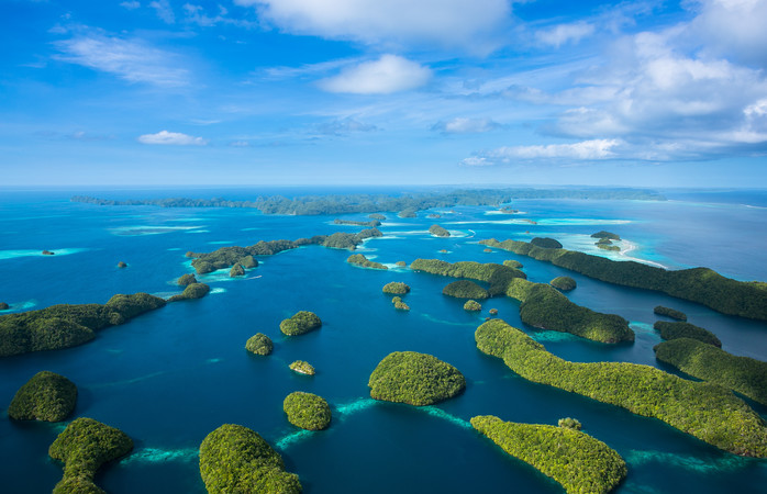 Palau bestaat uit honderden kleinere eilandjes, geheel omringd door ongerepte blauwe wateren.