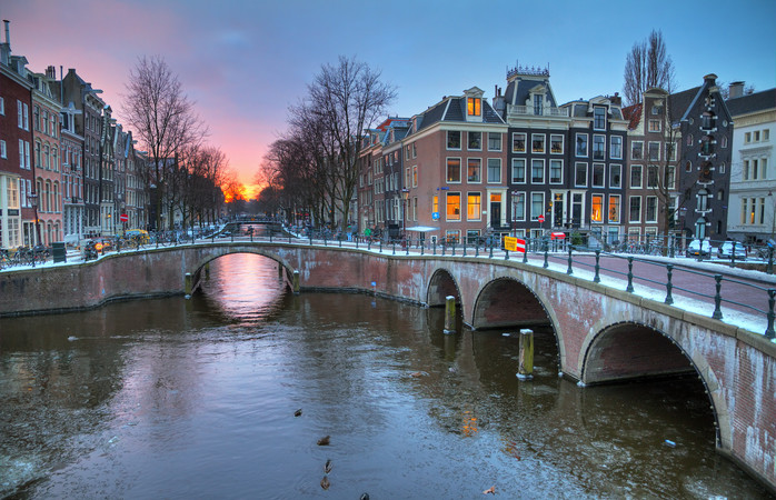 De opkomende winterzon vanaf een van de grachten in Amsterdam.