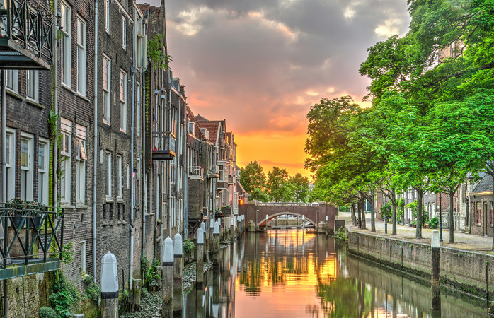 Een kanaal in Dordrecht bij zonsondergang.