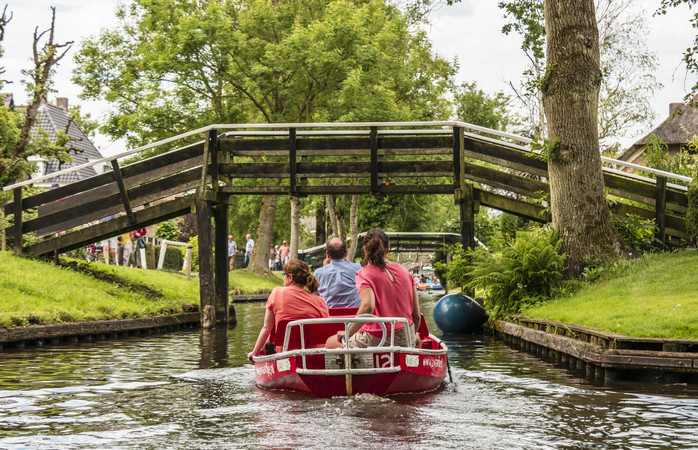 Typische Nederlandse grachten op een zomerse dag in Giethoorn. Foto: Getty Images
