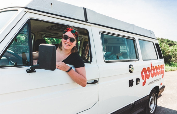 Stéphanie aan het touren in een oude Volkswagen camper