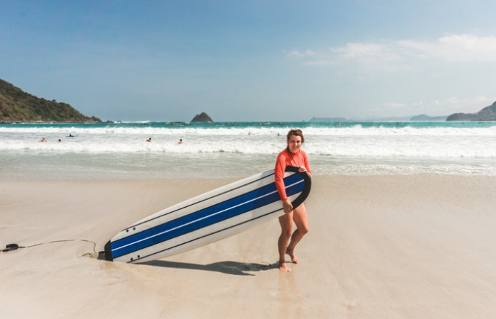 Stéphanie aan het surfen in Lombok, tijdens haar rondreis door Indonesië