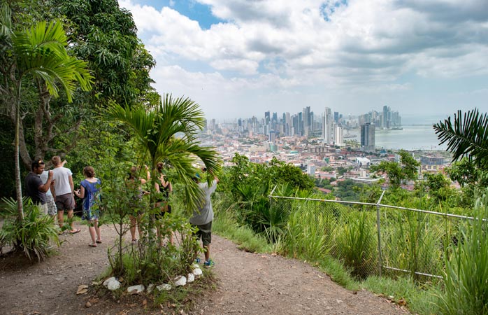 Vanaf de heuvel van Ancon heb je uitzicht over nieuw en oud Panama-Stad, en ook het Panamakanaal