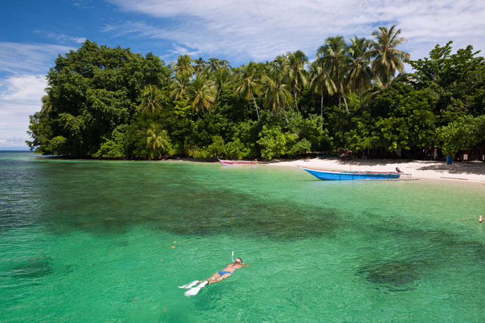 Snorkelen in de lagune van Ahe-eiland, Cenderawasih Baai, West-Papoea, Indonesië