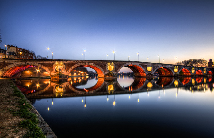 De Pont Neuf brug, omringd met prachtige verlichting