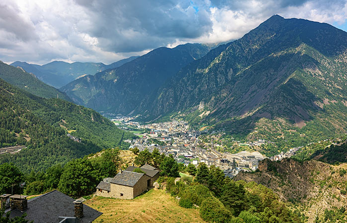 Andorra La Vella in de Pyreneeën ligt er fraai bij