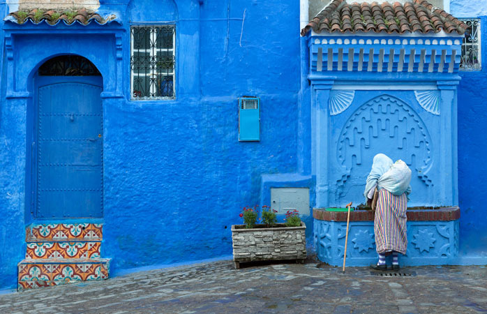 Wandelen door een zee van blauw in Chefchaouen