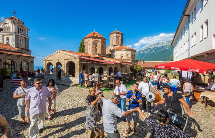 Locals vieren een feestje met muziek en dans nabij het St. Naum-klooster in Ohrid 