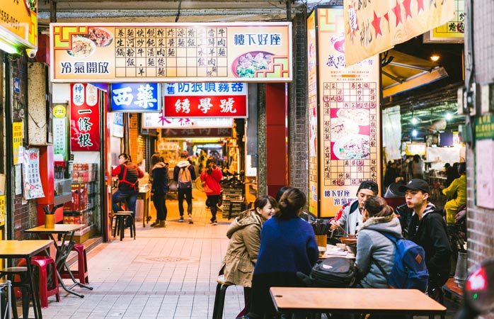 Een groep vrienden bespreekt het beste straatvoedsel van Taiwan