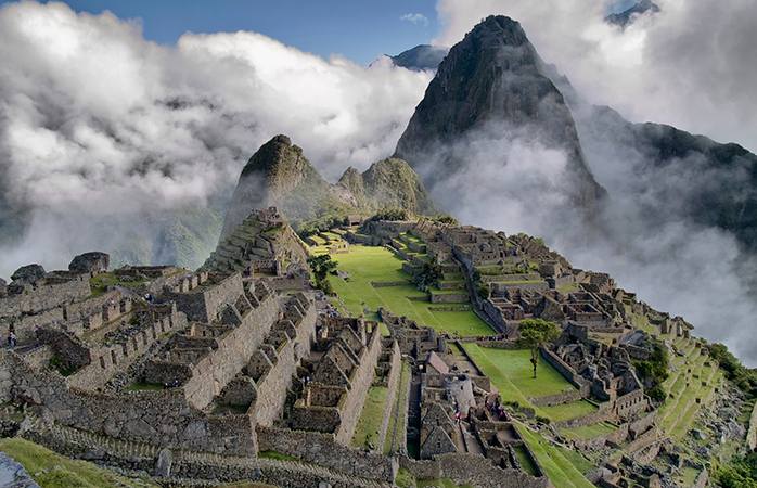 Wolken doemen op boven Machu Picchu. 