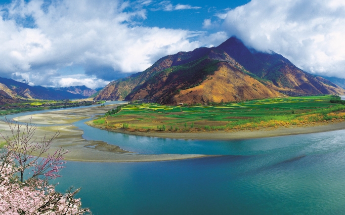 De krommingen van de Yangtze slingeren zich door het platteland van Yunnan.