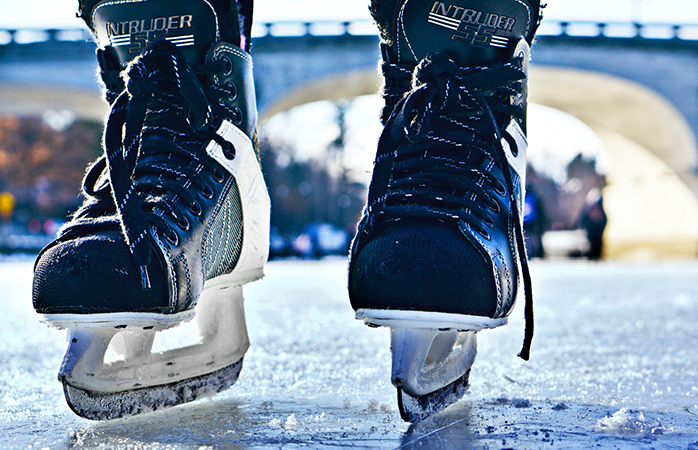 Een leuke winterse activiteit in Leiden: een dagje schaatsen op een kunstmatig aangelegde schaatsbaan.