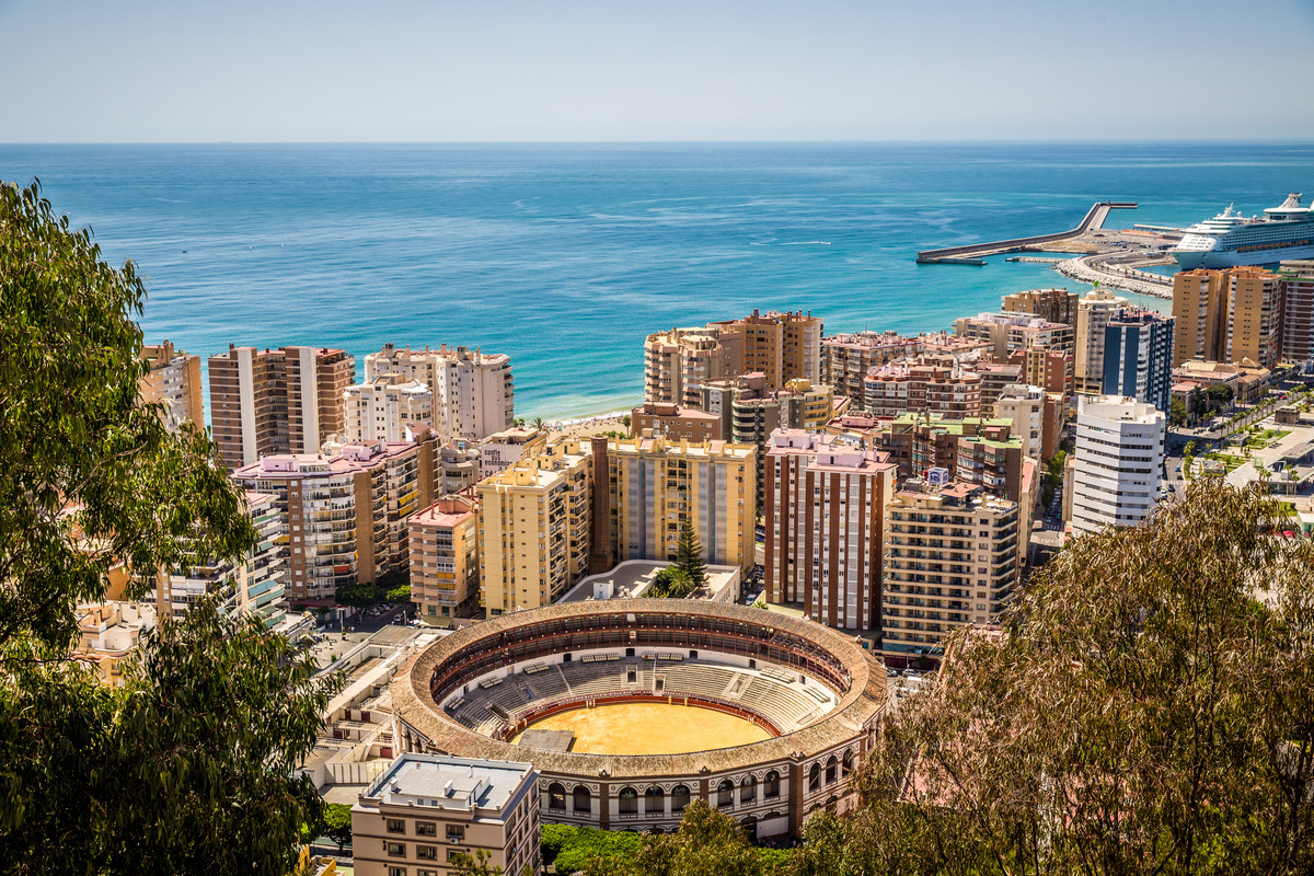 In Málaga vind je behalve een lange kuststrook met fijne zandstranden ook traditionele Spaanse cultuur, schitterende architectuur en de beste tapas bars.