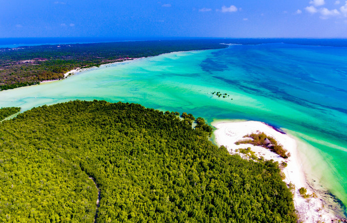 Zanzibar wordt gekenmerkt door hagelwitte stranden,een elektrisch blauwe oceaan, kleurrijke bazaars, gotische kerken en het magische Stone Town