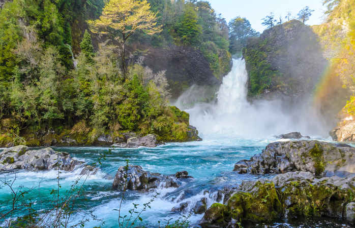 Ook staat Chili bekend om zijn fantastische watervallen over vulkanisch gesteente.