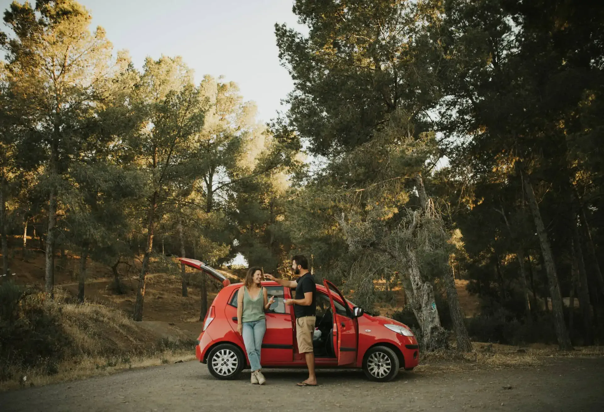 Een stel op autovakantie in Spanje, genietend van het zonnige weer.