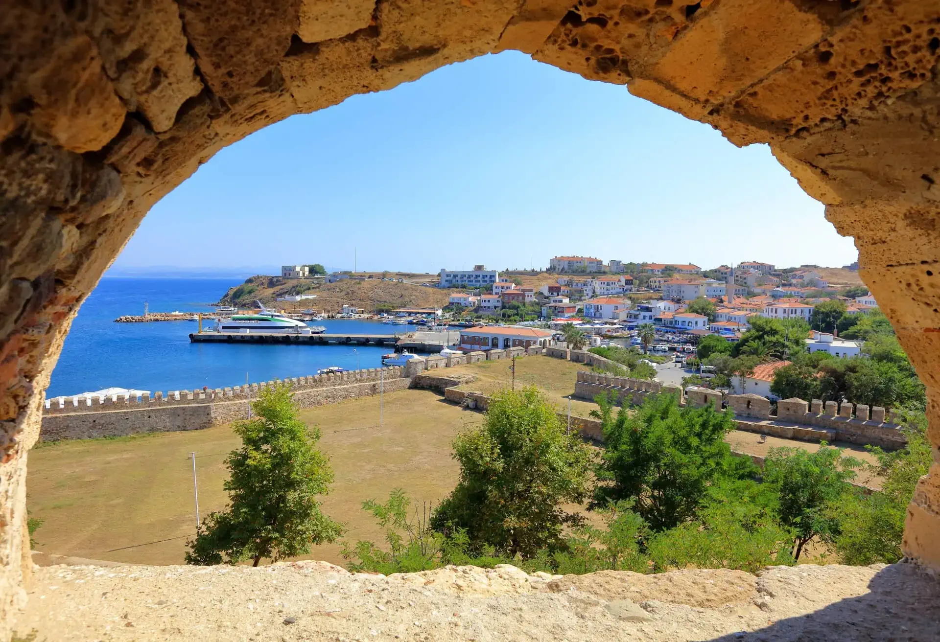 Uitzicht vanaf het kasteel Tenedo op het eiland Bozcaada in Turkije.