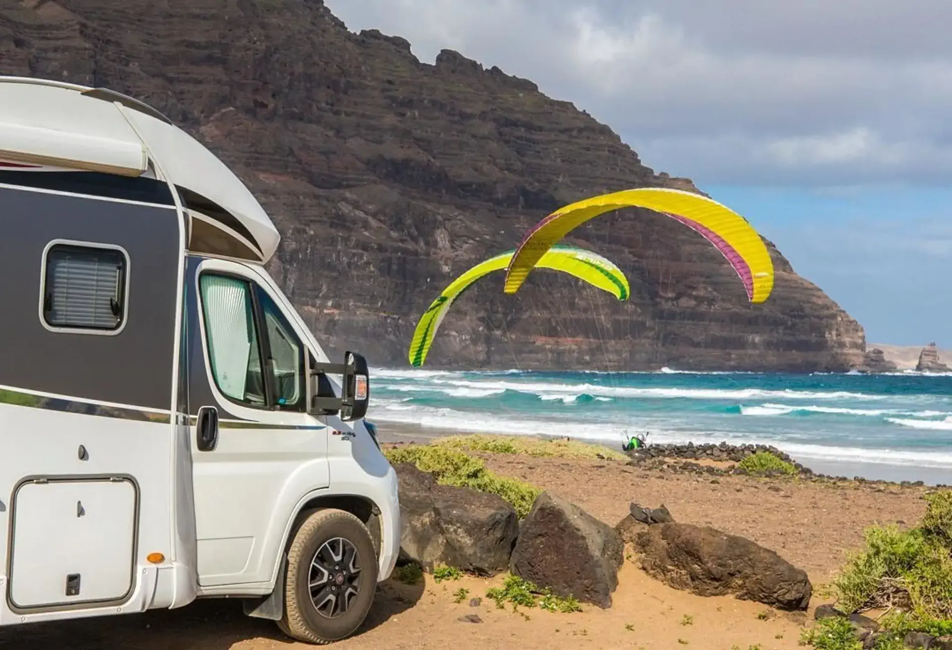 Famara stand is een van de populairste stranden op Lanzarote voor surfers en kiters