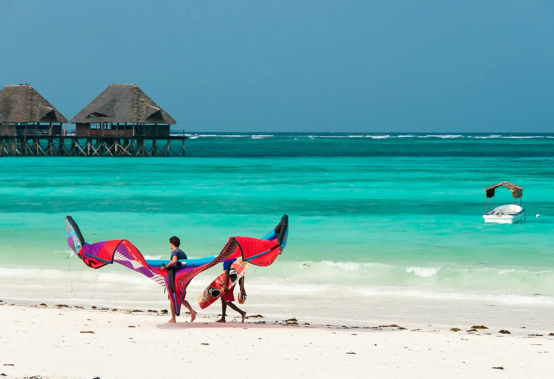 De stad Stone Town in Zanzibar heeft witte stranden met een helderblauwe zee